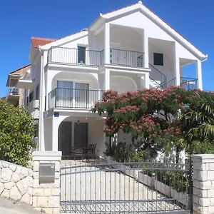 apartment-udovicic-trogir.splithotels.org/
